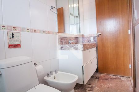 Casa de condomínio à venda com 850m², 4 quartos e 6 vagas Casa de condomínio à venda com 850m², 4 quartos e 6 vagasBanheiro da Suíte 2