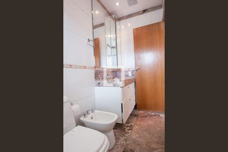 Casa de condomínio à venda com 850m², 4 quartos e 6 vagas Casa de condomínio à venda com 850m², 4 quartos e 6 vagasBanheiro da Suíte 2