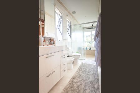 Casa de condomínio à venda com 850m², 4 quartos e 6 vagas Casa de condomínio à venda com 850m², 4 quartos e 6 vagasbanheiro da suíte master