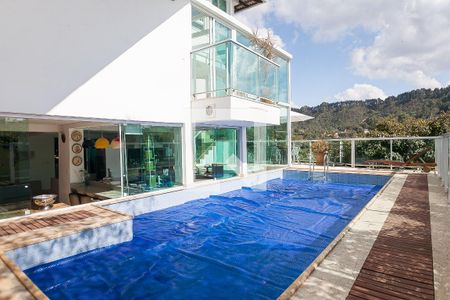 Casa de condomínio à venda com 850m², 4 quartos e 6 vagas Casa de condomínio à venda com 850m², 4 quartos e 6 vagasPiscina