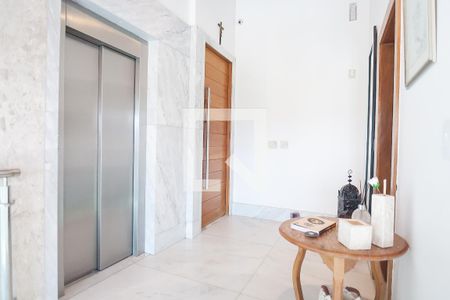 Casa de condomínio à venda com 850m², 4 quartos e 6 vagas Casa de condomínio à venda com 850m², 4 quartos e 6 vagashal de entrada / elevador