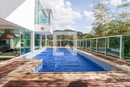 Casa de condomínio à venda com 850m², 4 quartos e 6 vagas Casa de condomínio à venda com 850m², 4 quartos e 6 vagasPiscina