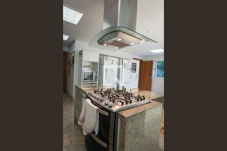 Casa de condomínio à venda com 850m², 4 quartos e 6 vagas Casa de condomínio à venda com 850m², 4 quartos e 6 vagasCozinha