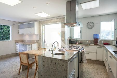 Casa de condomínio à venda com 850m², 4 quartos e 6 vagas Casa de condomínio à venda com 850m², 4 quartos e 6 vagasCozinha