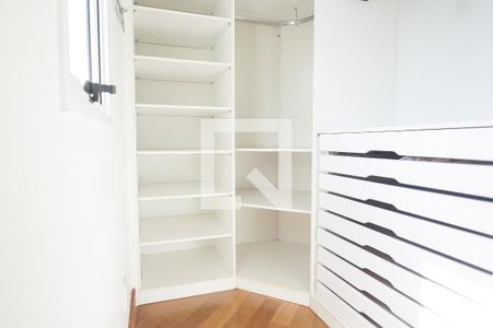 Casa de condomínio à venda com 850m², 4 quartos e 6 vagas Casa de condomínio à venda com 850m², 4 quartos e 6 vagascloset suíte 1