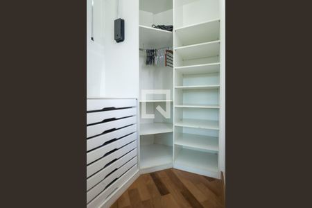 Casa de condomínio à venda com 850m², 4 quartos e 6 vagas Casa de condomínio à venda com 850m², 4 quartos e 6 vagasCloset da suíte 2