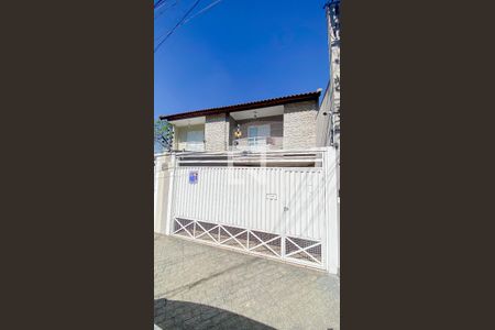 Casa à venda com 178m², 3 quartos e 4 vagas Casa à venda com 178m², 3 quartos e 4 vagasFachada