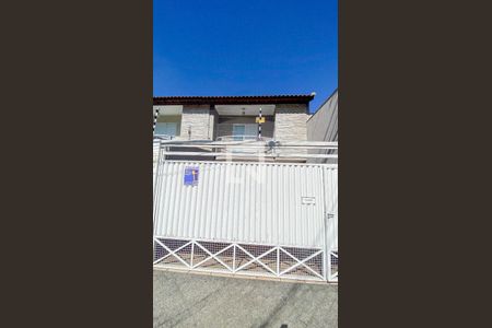 Casa à venda com 178m², 3 quartos e 4 vagas Casa à venda com 178m², 3 quartos e 4 vagasFachada