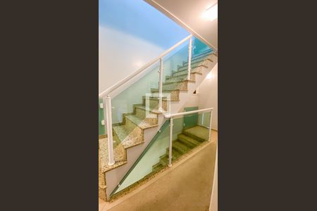 Casa à venda com 178m², 3 quartos e 4 vagas Casa à venda com 178m², 3 quartos e 4 vagasEscada