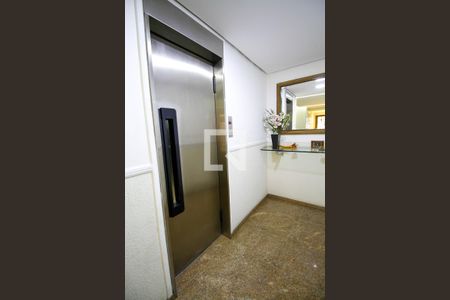 Apartamento à venda com 140m², 3 quartos e sem vaga Apartamento à venda com 140m², 3 quartos e sem vagaElevador