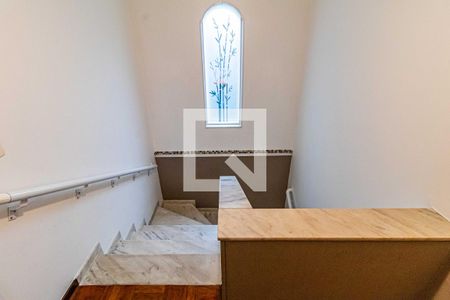 Casa à venda com 190m², 3 quartos e 4 vagas Casa à venda com 190m², 3 quartos e 4 vagasEscada