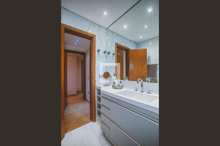 Apartamento à venda com 234m², 4 quartos e 4 vagas Apartamento à venda com 234m², 4 quartos e 4 vagasBanheiro Suíte