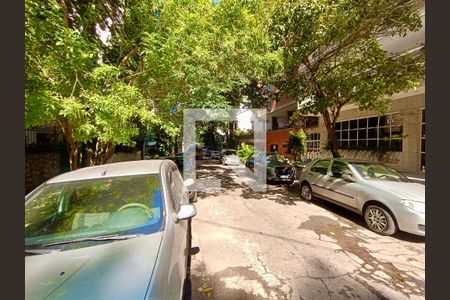 Apartamento à venda com 229m², 4 quartos e 2 vagasFachada com cartaz QA