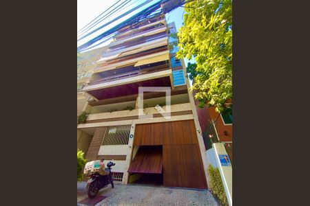 Apartamento à venda com 229m², 4 quartos e 2 vagasFachada com cartaz QA