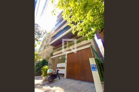 Apartamento à venda com 229m², 4 quartos e 2 vagasFachada com cartaz QA