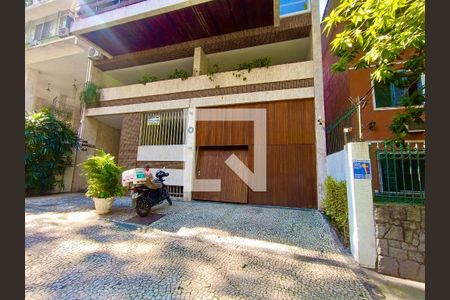 Apartamento à venda com 229m², 4 quartos e 2 vagasFachada com cartaz QA