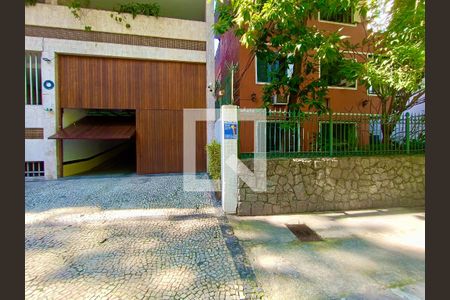 Apartamento à venda com 229m², 4 quartos e 2 vagasFachada com cartaz QA