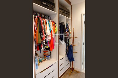 Casa à venda com 166m², 3 quartos e 3 vagas Casa à venda com 166m², 3 quartos e 3 vagasCloset da suíte 3