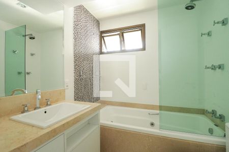 Apartamento à venda com 450m², 4 quartos e 5 vagasBanheiro da Suíte 2