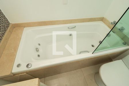 Apartamento à venda com 450m², 4 quartos e 5 vagasBanheiro da Suíte 2