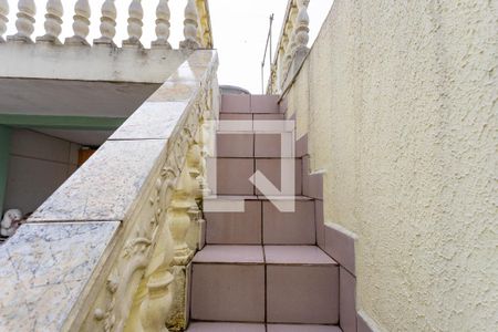 Casa à venda com 182m², 2 quartos e 2 vagas Casa à venda com 182m², 2 quartos e 2 vagasEscada para Laje