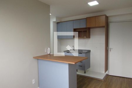 Sala - vista para a cozinha americana com balcão de apartamento para alugar com 2 quartos, 34m² em Butantã, São Paulo