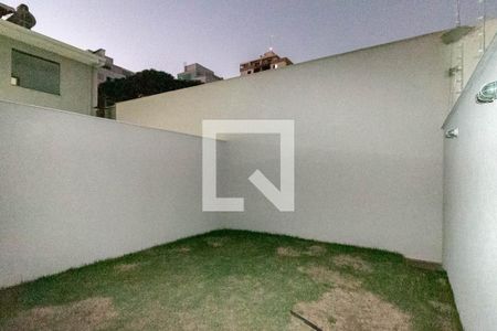 Casa à venda com 186m², 3 quartos e 4 vagas Casa à venda com 186m², 3 quartos e 4 vagasÁrea externa