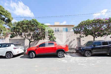 Casa à venda com 180m², 3 quartos e 4 vagas Casa à venda com 180m², 3 quartos e 4 vagasFachada