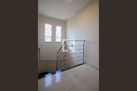 Casa à venda com 180m², 3 quartos e 4 vagas Casa à venda com 180m², 3 quartos e 4 vagasEscada