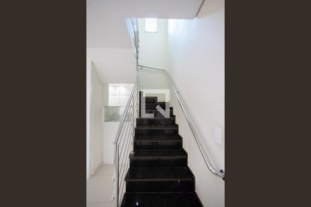 Casa à venda com 180m², 3 quartos e 4 vagas Casa à venda com 180m², 3 quartos e 4 vagasEscada