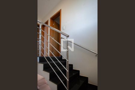 Casa à venda com 180m², 3 quartos e 4 vagas Casa à venda com 180m², 3 quartos e 4 vagasEscada