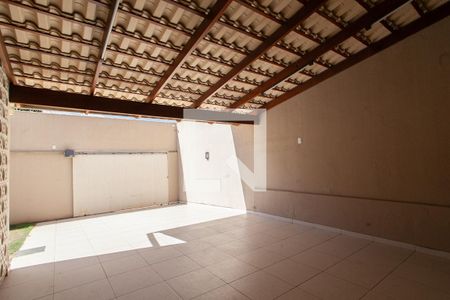 Casa à venda com 180m², 3 quartos e 4 vagas Casa à venda com 180m², 3 quartos e 4 vagasGaragem