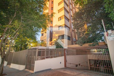 Apartamento à venda com 330m², 3 quartos e 2 vagas Apartamento à venda com 330m², 3 quartos e 2 vagasFachada e portaria