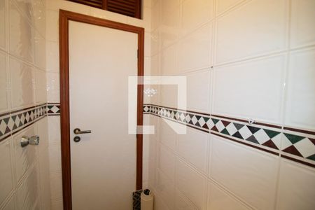 Apartamento à venda com 330m², 3 quartos e 2 vagas Apartamento à venda com 330m², 3 quartos e 2 vagasBanheiro da Área de Serviço