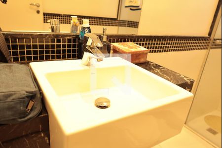 Apartamento à venda com 169m², 4 quartos e 3 vagasBanheiro da Suíte 2