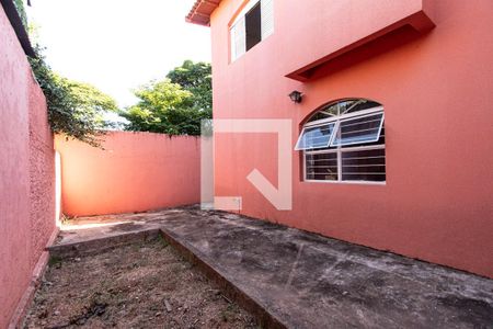 Casa para alugar com 236m², 3 quartos e 4 vagas Casa para alugar com 236m², 3 quartos e 4 vagasQuintal lateral