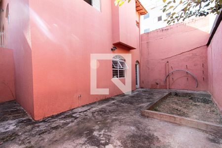 Casa para alugar com 236m², 3 quartos e 4 vagas Casa para alugar com 236m², 3 quartos e 4 vagasQuintal lateral