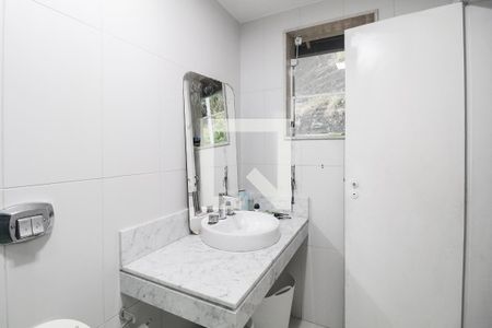 Casa de condomínio para alugar com 606m², 4 quartos e 2 vagas Casa de condomínio para alugar com 606m², 4 quartos e 2 vagasBanheiro da Suíte 3