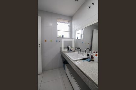 Casa de condomínio para alugar com 606m², 4 quartos e 2 vagas Casa de condomínio para alugar com 606m², 4 quartos e 2 vagasBanheiro da Suíte 1