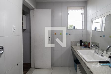 Casa de condomínio para alugar com 606m², 4 quartos e 2 vagas Casa de condomínio para alugar com 606m², 4 quartos e 2 vagasBanheiro da Suíte 1