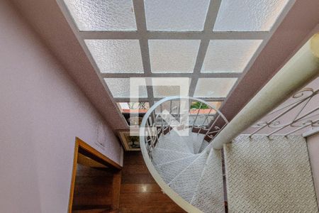 Casa à venda com 220m², 3 quartos e 4 vagas Casa à venda com 220m², 3 quartos e 4 vagasEscada