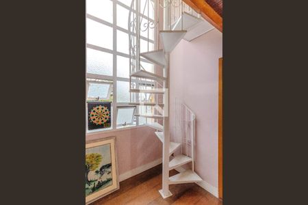 Casa à venda com 220m², 3 quartos e 4 vagas Casa à venda com 220m², 3 quartos e 4 vagasEscada