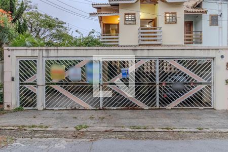 Casa à venda com 220m², 3 quartos e 4 vagas Casa à venda com 220m², 3 quartos e 4 vagasFachada