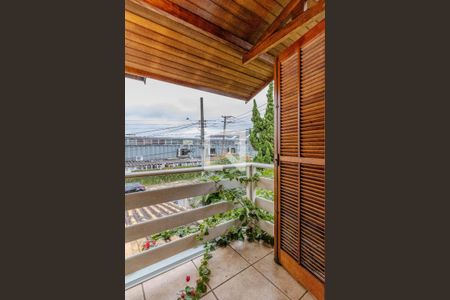 Casa à venda com 220m², 3 quartos e 4 vagas Casa à venda com 220m², 3 quartos e 4 vagasvaranda