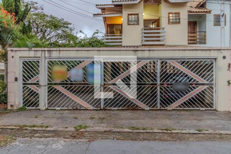 Casa à venda com 220m², 3 quartos e 4 vagas Casa à venda com 220m², 3 quartos e 4 vagasFachada