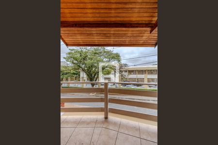 Casa à venda com 220m², 3 quartos e 4 vagas Casa à venda com 220m², 3 quartos e 4 vagasVaranda