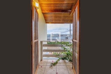 Casa à venda com 220m², 3 quartos e 4 vagas Casa à venda com 220m², 3 quartos e 4 vagasvaranda