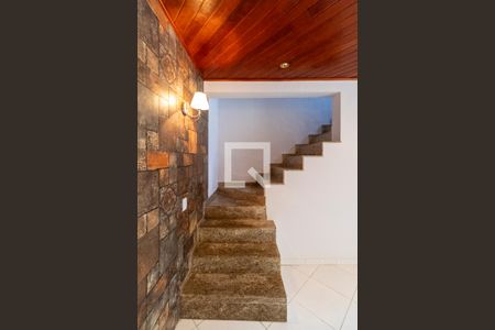 Casa de condomínio para alugar com 200m², 2 quartos e 3 vagas Casa de condomínio para alugar com 200m², 2 quartos e 3 vagasEscada