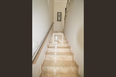 Casa à venda com 340m², 4 quartos e 4 vagasEscada