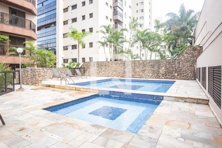 Apartamento à venda com 205m², 4 quartos e 3 vagas Apartamento à venda com 205m², 4 quartos e 3 vagasÁrea comum - Piscina